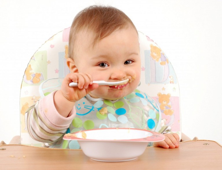 Những lưu ý trong chế độ dinh dưỡng cho trẻ 1 tuổi