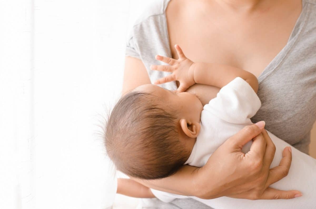 Sữa mẹ cung cấp các chất dinh dưỡng cho trẻ 