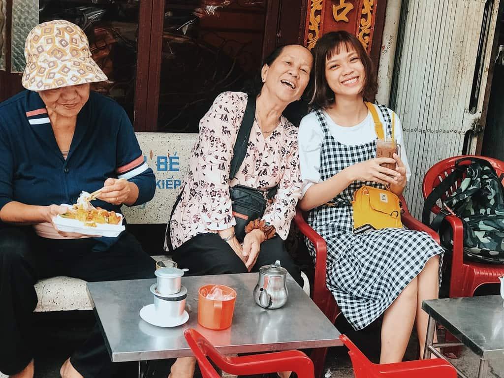 Người Sài Gòn có thể uống cà phê ở bất cứ đâu