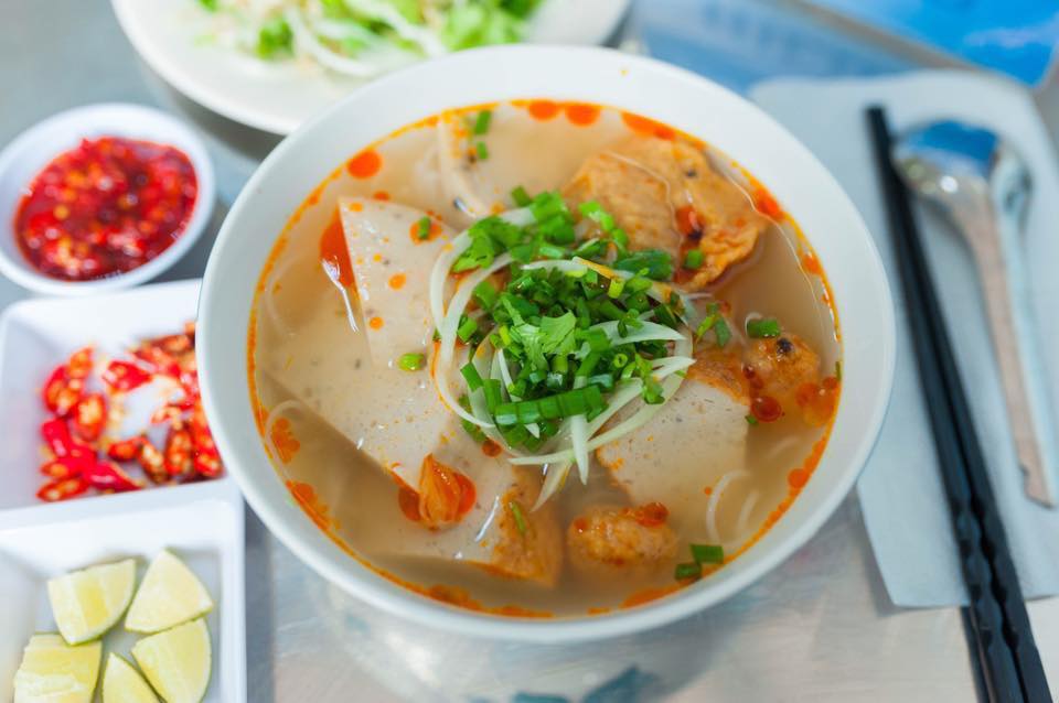 Bún chả cá ở Quy Nhơn, Bình Định được nấu từ cá biển thanh ngọt.