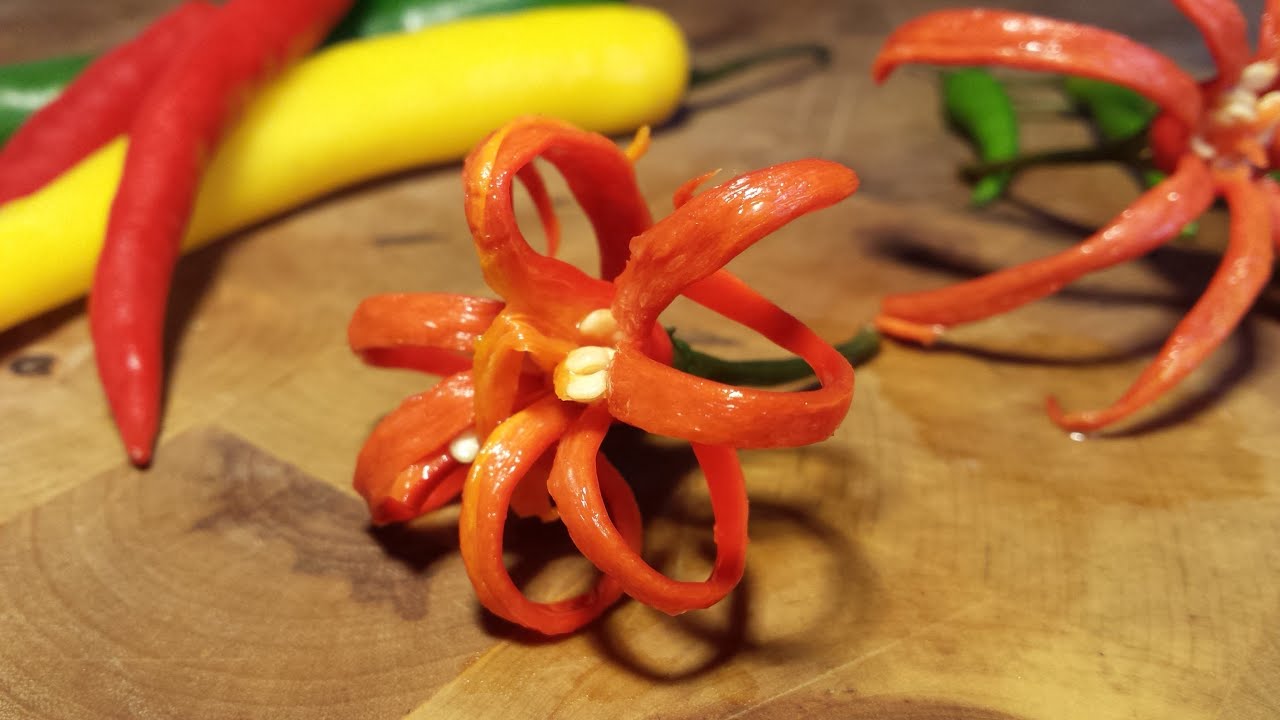 Tạo hình những con vật hay bông hoa bằng cách cắt tỉa ớt