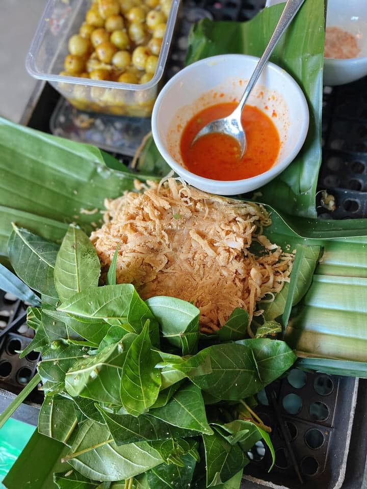Ẩm thực Hà Nội: Đừng bỏ lỡ món nem ăn với lá sung