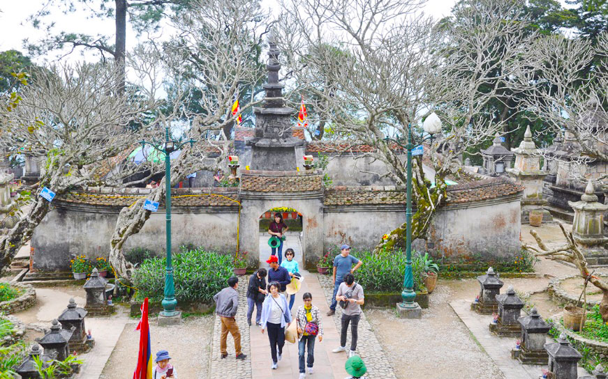 Tháp Huệ Quang là nơi thờ tượng Phật Hoàng