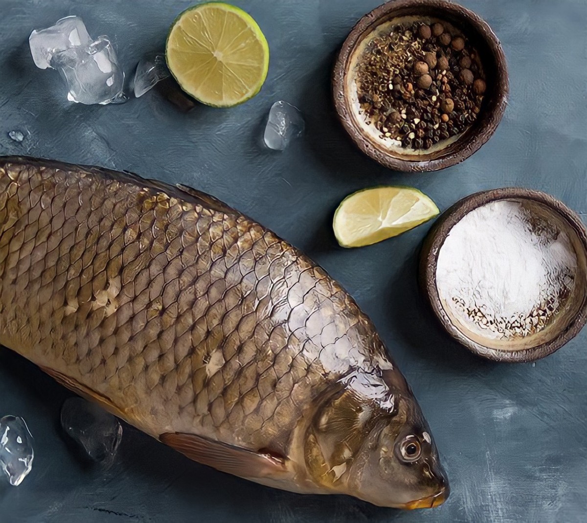 Sử dụng muối và chanh sẽ giúp cá tươi giữ nguyên hương vị
