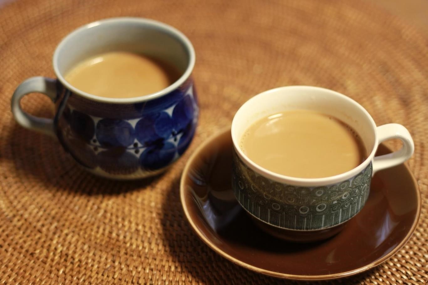 Nhân nha lân la thưởng thức một ly trà sữa khi đến Myanmar
