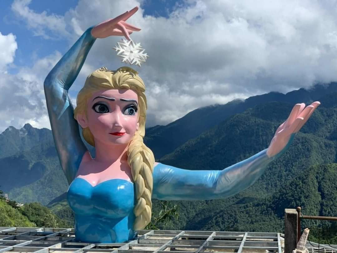 Chính quyền yêu cầu tháo dỡ tượng Elsa băng giá